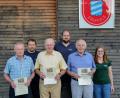 Bild: fdl
Die Kommandanten Christian Lenk und Klaus Schlosser sowie Zweite Vorsitzende Selina Dorner (hinten, von links) ehren treue Mitglieder. Von diesen sind anwesend (vorn, von links): Anton Basler, Georg Schlosser und Sebastian Mayer.