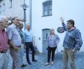 Bild: Uwe Müller
Nach der Mitgliederversammlung klärte Architekt Karlheinz Beer (rechts) den Vorstand des Oberpfalzvereins Weiden über den anstehenden Verkauf des Flurerturms noch einmal vor Ort auf.