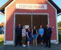 Bild: Benjamin Liebl
Vorsitzender Christian Hartinger (links) und Kommandant Andreas Breitschaft begrüßen Verena Kick, Corinna Donhauser, Andrea Hintermeier und Elisabeth Albrecht (von links) als Neumitglieder bei der Kleinschwandner Wehr.
