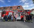 Bild: Kerstin Pflaum/exb
Viel gelernt und erlebt haben die St.-Hedwig-Vorschulkinder bei einer Exkursion zur Feuerwehr Mitterteich. Im Bild die Mädchen und Buben mit ihren Betreuerinnen und einigen aktiven Brandschützern an der Drehleiter.