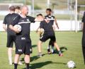 Archivbild: Markus Venzl
Markus Kipry, einer der beiden Trainer der DJK Gebenbach, gibt noch letzte Anweisungen. Am Wochenende geht's rund, am kommenden Freitag steht das Eröffnungsspiel gegen die SpVgg SV Weiden auf dem Programm.