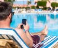 Bild: Benjamin Nolte/dpa
Wer das Smartphone mit in den Urlaub nimmt, sollte zur eigenen Sicherheit ein paar Dinge beachten.