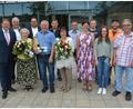 Bild: jr
Langjährige Mitarbeiter der Stadt und der Verwaltungsgemeinschaft Mitterteich sind kürzlich verabschiedet worden. Im Bild (von links) Bürgermeister Stefan Grillmeier (Mitterteich), Bürgermeister Johann Burger (Leonberg), Evi Häckl, Bürgermeister Stephan Schübel (Pechbrunn), Wilhelm Oppl, Bauhofleiter Wolfgang Stark, Doris Daugherty, Bauamtsleiter Thomas Grillmeier, Kämmerin Ursula Ockl, Alfred Mayerhofer, Luisa Kamm, Christoph Härtl und Geschäftsleiter Klaus Schüßler.