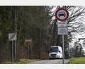 Bild: Petra Hartl
Der Linienbus darf hier fahren, einzelne Anlieger auch: An diese Beschränkung hält sich beim Kempfenhofer Weg zwischen Kempfenhof und der Blumenau/Wilhelm-Sträubig-Straße beim Gymnasium fast niemand, klagen Anwohner. Der Stadtrat muss nun entscheiden, ob die schmale Verbindungsstraße dauerhaft für alle geöffnet wird oder nicht.