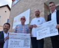 Bild: bö
Die Raiffeisenbank Unteres Vilstal spendete jeweils 2500 Euro an die Amberger Tafel und den Verein "Zamhaltn" (von links): Michael Doblinger, Bernhard Saurenbach, (Tafel) Michael Sandner (Zamhaltn) und Karl Schlagbauer.