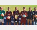 Bild: mdl
Volksbank-Raiffeisenbank-Vorstand Andreas Reindl (Zweiter von rechts) überreichte den Spielführern die Siegprämien: (von links) Andreas Mayer (Ammerthal), Sven Weizer (Ursensollen), Markus Edenharder (Ursensollen), Mario Augsberger (Utzenhofen) und Thomas Meckl (Hohenburg).