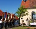 Bild: cvl
Nach einem festlichen Umzug lud Pfarrer Heribert Stretz (rechts stehend) die Gläubigen dazu ein, mit ihm gemeinsam den Gottesdienst zu feiern.