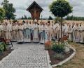 Bild: mab
Wegbegleiter im priesterlichen Dienst und Mitbrüder waren am großen Tag zur Priesterweihe nach Schwarzenfeld gekommen. In der Mitte Weihbischof Josef Graf mit den Neupriestern Pius Görres (Mitte link ) und Thomas Höflich (rechts).