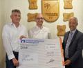 Bild: do
Stefan Schedl, Regionalmarktleiter der Volksbank Raiffeisenbank (rechts), überreicht den symbolischen Spendenscheck an Roman Kastl (links) und Christian Gareis.