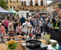 Bild: gf
Christian Schliederer kochte am Freitag zum 30-Jährigen des Bauenrmarktes "total regional" zwischen den Ständen auf dem Marktplatz - umringt von vielen Interessierten, die natürlich auch probieren durften.