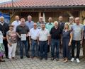 Bild: mor
Beim Johanni Dämmerschoppen in Stichns Biergarten zeichneten Ortsvorsitzende Anita Hessler, Bürgermeister Edgar Knobloch und Landrat Andreas Meier langjährige Mitglieder für ihre Treue zur CSU aus.