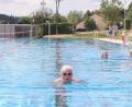 Bild: mrr
Einer der ersten Badegäste im sanierten Riedener Freibad, Klaus Jaintzyk, in seinem Element.