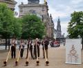 Bild: Klangholz/exb
Die Auerbacher Alphornbläser spielten bei den Dresdner Musikfestspielen an mehreren Orten in der Stadt auf.