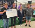Bild: u
Josef Nitzbon und seine Belegschaft spenden auch heuer alle Einnahmen ihres „Tages der offenen Tür“ der Selbsthilfegruppe krebskranker Kinder – heuer 12.350 Euro. Dafür dankten stellvertretender Vorsitzender Marco Kind (Zweiter von links) und Vorstandsmitglied Ulrike Zitzmann (Zweite von rechts) bei Firmen-Chef Josef Nitzbon (links) und dessen Sohn Michael Nitzbon (rechts).