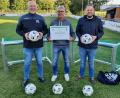 Bild: zej
Wolfgang Ringer (Mitte) mit dem JFG-Vorsitzenden Peter Lehner (links) und dem Kreis-Ehrenamtsbeauftragten Christoph Kellner.