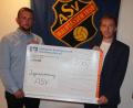 Bild: kro
Mit einer Spende von 300 Euro aus der Mannschaftskasse überraschte Thomas Strak (rechts) Spiel- und Jugendleiter David Bindl (links). Das Geld ist zweckgebunden für die Nachwuchsarbeit.