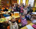 Bild: Anita Benkhardt/exb
Strahlende Gesichter bei der Klasse 1/2 d, als sie die Bücherkiste in Empfang nahmen.