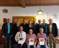 Bild: Feuerwehr Schönkirch
Antonio Secchi (25 Jahre Mitglied, sitzend, von links), Ehrenvorsitzender Helmut Hart (60 Jahre) und Josef Beer (50 Jahre) wurden für ihre Treue zur Feuerwehr Schönkirch geehrt. Vorsitzender Jens Gotthardt (Vierter von links), Bürgermeister Lothar Müller (rechts), Stellvertretender Bürgermeister Markus Preisinger und der Vorstand gratulierten.
