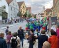 Bild: aub
Wie hier vor dem Schmidt-Haus sorgte die Sarara Samba Percussion-Gruppe an verschiedenen Straßenplätzen für Stimmung.