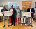 Bild: Renate Ahrens/exb
Torsten Conrad (links) und Roman Sorgenfrei (rechts) überreichten die Spende an Gisela Pöhler (Mitte), Angela Krüger (Zweite von rechts) und Martin Steinkirchner (Zweiter von links).