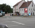 Bild: frd
Der Jobplatz im Vordergrund) wird zu einem kleinen Kreisverkehr umgebaut, wodurch eine deutliche Verbesserung der Verkehrssituation am zentralen Knotenpunkt Jobplatz in Neunburg erreicht wird.