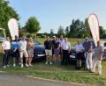 Bild: Golfclub Stiftland/exb
Nach der Siegerehrung auf der Anlage des Golfclubs Stiftland, von links Audi-Zentrum-Verkaufsleiter Damian Pioretzki, Johannes Kirchner, Andreas Graf, Elke Höhn, Thomas Hartung, Johannes Vollath, Giséle Tausch, Heinz Engmann, Reinhold Lehnert (Betriebsleiter Audi Zentrum Hof), Peter Burger, Andreas Kunz und Präsident Herbert Bäuml.