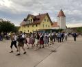 Bild: aub
Nach dem Open-Air-Gottesdienst ging es am Samstag in den Garten des Alten Schulhauses.