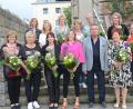Bild: dob
Zahlreiche Mitarbeiter sind im Friseurgeschäft Schönberger seit zig Jahren angestellt. Dafür gab es von Friseurmeister Günther Schönberger Auszeichnungen und Blumen. Seine Ehefrau Evi (vorne, rechts) und Tochter Sandra (rechts) unterstützten den Geschäftsmann vor allem in Corona-Zeiten maßgeblich.