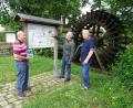 Bild: hm
Maßgeblich war der "Stadtturm" am Erhalt des letzten Pfreimder Mühlrades beteiligt. Das Bild zeigt (von links) Vorsitzenden Peter Egerer sowie die Vorstandsmitglieder Reinhard Steindl und Christoph Schnabel