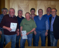Bild: lei
Die Geehrten zusammen mit dem Vorstand (von links): Hans Sperber, Herbert Sichelstil (Silberne Ehrennadel), Georg Schmalzl, Leonhard Renner (Goldene Ehrennadel), Walter Hiltel, Reinhard Müller, Siegfried Melchner und Joachim Hagen.