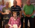 Bild: dob
Barbara Albrecht hält seit 40 Jahren treu zum OWV-Zweigverein und wurde mit einer Urkunde geehrt. Vorsitzender Franz Kindl (rechts) zeichnete auch andere Mitglieder für ihre lange Zugehörigkeit aus.