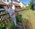 Bild: Sonja Kaute
Elfriede Strobel (89) zeigt ihr ehemaliges Gemüsebeet, auf dem sich hauptsächlich Mohn angesiedelt hat. "Es summt und brummt bis in den ersten Stock", sagt sie und freut sich über die vielen Insekten.