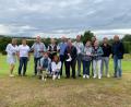 Bild: Golfclub Stiftland/exb
Golflehrer Matthew Gatrall (rechts) zusammen mit den erfolgreichsten Teilnehmern des Turniers: von links Jana Motlik, Alex Hofmann, Christian Vogl-Basque, Thomas Dötsch (kniend), Anita Engmann, Nuria Schiller (kniend), Heinz Engmann, Peter Burger, Ulli Wittmann, Marion Waltzog, Hannelore Waltzog, Mario Betz und Thomas Hartung.