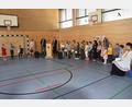 Bild: fz
Kinder musizieren, tragen Gedichte vor und singen bei der Einweihung ihrer "neuen Schule". Schulamtsdirektorin Christine Söllner (stehend links) spricht von einer "schulischen Brücke in die Zukunft".