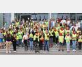 Bild: mfh
Warnwesten und Funktionsschals wurden gleich mal anprobiert.Und dann durfte gejubelt werden. 64 Kinder sind jetzt im Besitz des Fahrradführerscheins.
