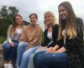 Bild: ihl
Die Nabburger Stadtmauer ist nach wie vor ein beliebter Treffpunkt junger Leute, deshalb haben sich Hannah Winkler, Nina Eckl, Jacinta Grundler und Julia Gref (von links) diesen Platz für ein Foto ausgesucht. Nicht zuletzt auch, weil dort das Mathe-Abitur gefeiert wurde.