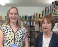 Bild: gis
Andrea Trassl (links) unterstützt Selma Markhof als neue Mitarbeiterin im Bücherstadl.