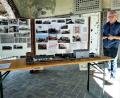 Bild: Netzwerk Inklusion/exb
Stadtarchivar Hermann Müller (im Bild) zeichnete mit dem Bahnkenner Bernhard Baumgärtl an Stelltafeln und einem Modell den Aufschwung und Niedergang des Bahnverkehrs in Waldsassen nach.