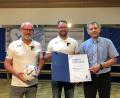Bild: ads
Anlässlich des 60-jährigen Bestehens des SV Kemnath überreichte Ludwig Held (rechts) als Vertreter des Bayerischen Fußballverbands an den Spartenleiter Fußball Otto Bernklau und den Veriensvorsitzenden Johannes Gebert (von links) die Ehrenurkunde für den Verein für besonderen Verdienste um den Fußballsport.