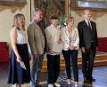 Bild: Elke Weidner/MB-Dienststelle Regensburg/exb
Bei der Verleihung der Zertifikate im historischen Reichssaal in Regensburg: (von links) Tschechischlehrkraft Dana Fialová, Schulleiter Stephan Drexler, Philipp Schön, Ministerialbeauftragte Mathilde Eichhammer und Ministerialdirigent Adolf Schicker.