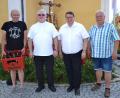 Bild: gi
Der Diözesanpräses des Kolpingsfamilie, Karl-Dieter Schmidt (Zweiter von links), ist extra aus Regensburg angereist, um Pfarrer Udo Klösel (Zweiter von rechts) zu gratulieren. Darüber freuen sich auch Vorsitzender Thomas Forster und Diakon Herbert Sturm (von links).