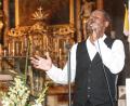 Bild: njn
Der Sänger Charles Johnson zeigte in der Pfarrkirche sein gesangliches Talent.