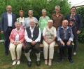 Bild: jzk
Glückwünsche zu seinem 90. Geburtstag erhielt Helmut Schelzke (vorne, Zweiter von links) von Lebensgefährtin Gudrun Reiz, seiner Schwester Adelheid Seitz mit ihrem Lebensgefährten (vorne von links), Bürgermeister Roman Schäffler, den Töchtern Dagmar Schelzke-Balg, Heidrun Schelzke-Deubzer und Sabine Bodner, Sohn Jürgen Schelzke und Pfarrerin Kathrin Spies (hinten von links).