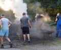 Bild: wec
Die Köhlerfreunde bei schweißtreibenden Temperaturen am rauchenden Kohlenmeiler.