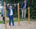 Bild: wel
Rektorin Irene Träxler und die Bürgermeister des Schulverbandes testen die Stationen des neuen Fitness-Parks an der Mittelschule.