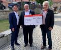 Bild: Sparkasse/exb
Bürgermeister Robert Lindner (rechts) nimmt den Spendenscheck von den Sparkassenvertretern in Empfang.
