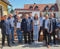 Bild: fjo
Kommandat Stefan Lang und Bürgermeister Markus Bauriedl gratulieren Johannes Kleber, Luisa Müller, Johann Lang, Franz Wildenauer und Alexander Werner für ihre Auszeichnungen und Ehrungen mit Ortssprecher Ewald Zetzl und zweitem Kommandanten Bernd Werner (von rechts).