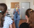 Bild: Gabi Schönberger
Ein gelb-blaues Bündel fliegt bei einem Frage-Antwort-Spiel zwischen Lehrerin Svetlana Viun und ihren Schülerinnen hin und her. In der Gerhardinger-Schule bringt die Ukrainerin Kindern von geflüchteten Landsleuten auf diese Weise Deutsch bei.