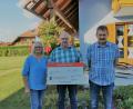 Bild: gz
Anlässlich seines 60. Geburtstages überreicht Helmut Hanauer mit Ehefrau Andrea an Vorsitzenden Herbert Putzer (Mitte) von der Kinderkrebshilfe eine Spende von 600 Euro.