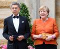Bild: Daniel Karmann/dpa
Die ehemalige Bundeskanzlerin Angela Merkel und ihr Mann Joachim Sauer stehen vor dem Bayreuther Festspielhaus.